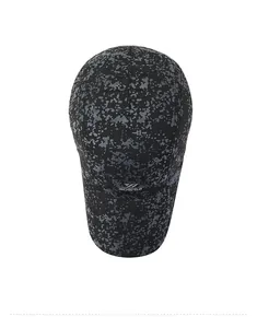 Vue de dessus d'une casquette de baseball à séchage rapide avec motif camouflage gris