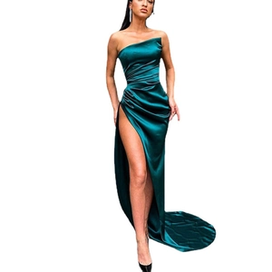 Robe de soirée élégante en satin vert émeraude avec bustier et fente latérale haute