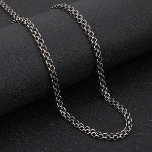 Vue macro d'une chaîne vintage en argent à double boucle avec une texture mate polie