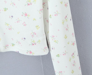 Gros plan sur le tissu en maille côtelée avec de délicats motifs floraux