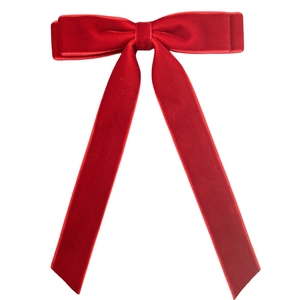 Detailansicht der roten Samtschleife mit langen Bändern für elegante Mädchen-Frisuren