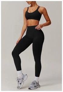 Détail du soutien-gorge de yoga dos croisé et leggings taille haute en noir stretch