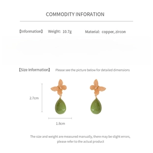 Dimensions détaillées des boucles d'oreilles papillon dorées avec pendentifs en résine