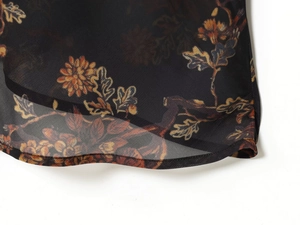 Detailaufnahme des Kleidsaums mit Blumenmuster und feiner Rollsaum-Verarbeitung