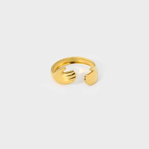 Vue détaillée de la bague ouverte dorée polie en forme d'étreinte sur fond clair