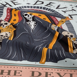 Détail macro de la tenture tarot Le Diable montrant l'impression de qualité sur tissu épais