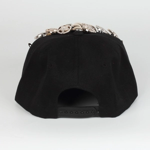 Détail de la casquette snapback noire avec étoiles en métal et épingles de sûreté