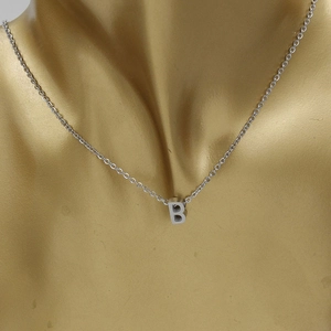 Détail du collier avec pendentif lettre B en acier inoxydable argenté sur mannequin