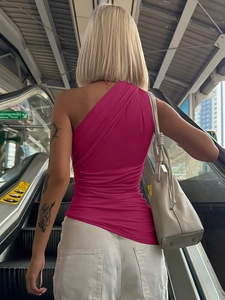 Haut fuchsia asymétrique à une épaule pour femme avec bretelle vue de derrière