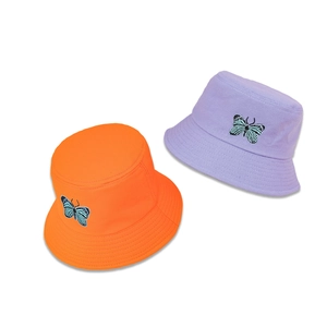 Bob minimaliste en coton avec broderie papillon bleue en orange vif et couleur lavande