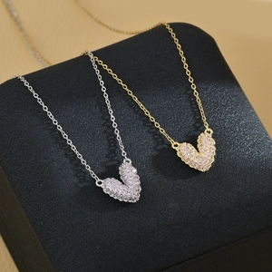 Detalle de colgantes de corazón en plata y oro con micropavé de circonitas rosas finas