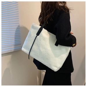 Dettaglio borsa tote in peluche bianca con morbida ecopelliccia e manici sottili