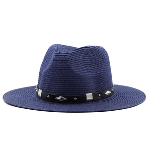 Gros plan sur chapeau de paille bleu foncé avec bandeau cuir et rivets argent