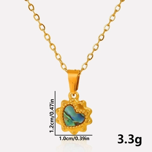 Macro shot of gold heart pendant with dimensions 1.2cm by 1.0cm and 3.3g weight