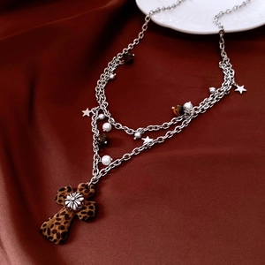 Collana con croce in occhio di tigre, perle multistrato e pendenti su seta elegante