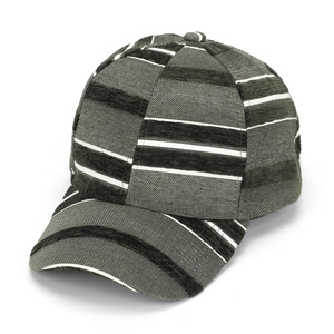Dettaglio del cappellino a righe grigie e bianche con tessuto intrecciato strutturato