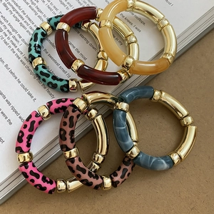 Ensemble de cinq bracelets extensibles en acrylique avec accents dorés et motif léopard