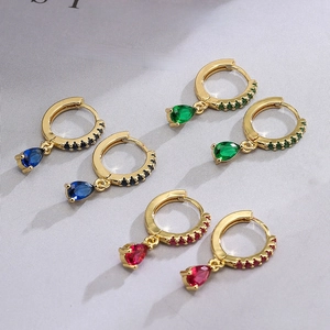 Eleganti orecchini a cerchio in oro con pietre di zircone a goccia blu, verdi e rosse