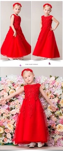 Vue détaillée de la robe rouge de fille avec bandeau floral assorti et paillettes fines