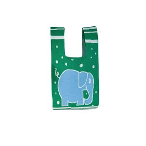 Ethno-Stricktasche mit blauem Elefantenmuster auf grünem Gewebe in Handtaschenform