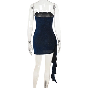 Détail d'une mini robe à paillettes bleu foncé avec volants latéraux et vue de l'arrière