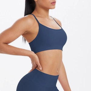 Vue latérale de l'ensemble de yoga bleu marine avec brassière à bretelles et leggings