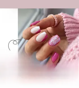 Unghie finte corte stile French con blocchi rosa e bianchi e glitter argentati