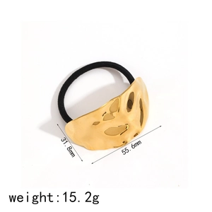 Détail de l'élastique doré en alliage avec texture martelée, taille 55,6 mm et poids 15,2 g
