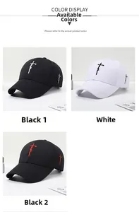 Tres gorras de béisbol bordadas en blanco y negro con detalles de letras en contraste