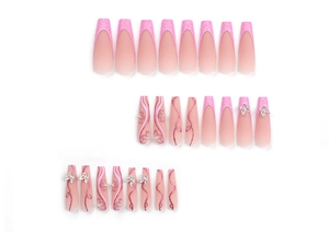 Détail d'ongles dégradés roses avec papillons argentés 3D et fleurs en relief chic