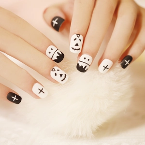 Matte zwart-witte Halloween plaknagels met 3D-ontwerpen van spoken en pompoenen