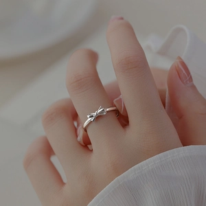 Elegante anello aperto in argento sterling S925 con fiocco indossato da una modella