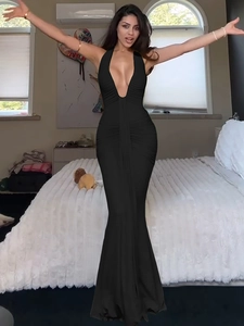Robe longue moulante noire dos nu élégante avec col en U profond et détails plissés