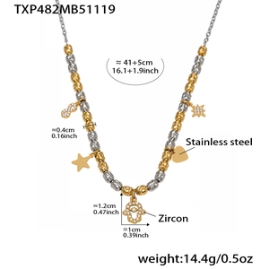 Détail du collier de perles en acier avec breloques cœur et étoile avec dimensions