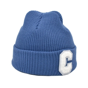 Bonnet en tricot bleu avec écusson lettre C blanc et texture à grosses côtes mode