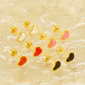 Boucles d'oreilles cœur dorées en rose, rouge, noir et blanc sur plateau