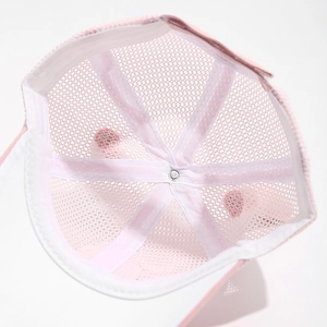 Détail intérieur de la casquette rose en maille pour bébé avec bandeau absorbant