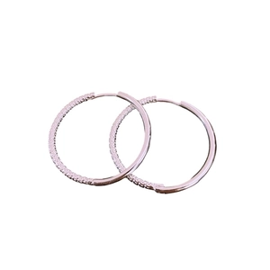 Elegante silberne Creolen mit strukturierter Hammerschlag-Optik und Metallglanz