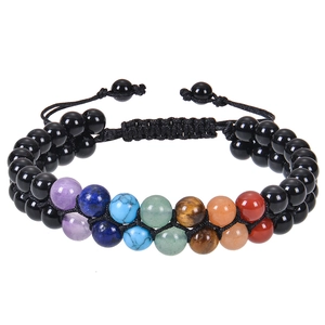 Dettaglio del bracciale intrecciato a doppio strato con quarzo rosa 6mm e chakra