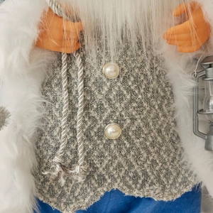 Poupée Père Noël debout avec gilet gris tricoté, pantalon bleu et lanterne décorative