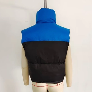 Vue arrière de la veste matelassée bicolore bleu roi et noir avec col montant élégant