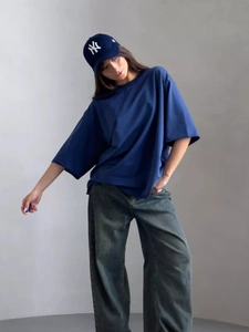 T-shirt in cotone blu scuro oversize con jeans larghi a gamba larga in stile street