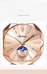 Détail du cadran de montre or rose avec texture soleil, phase de lune et lunette bijou