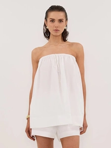 Détail du haut bandeau plissé et du short assorti en tissu blanc respirant et doux