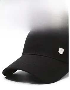 Dettaglio di un cappellino da baseball nero strutturato con logo metallico decorativo laterale