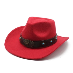Détail du chapeau de cowboy en feutre rouge avec ceinture en cuir, turquoise et boucle étoile