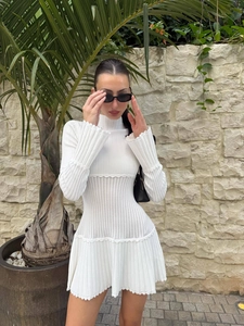 Elegante mini abito in maglia bianca con collo alto e maniche lunghe a pieghe