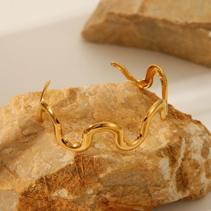 Fashionable 18K gold-plated stainless steel wave bangle with minimalist open design