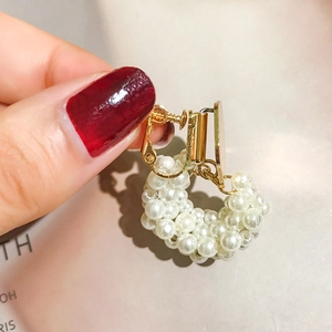 Detail of adjustable spiral clip-on converters with C-shaped small pearls in gold finish
