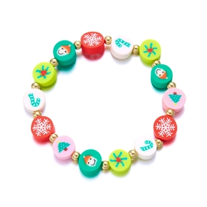 Detailansicht der Weihnachts-Tonperlen mit Nikolaus- und Schneeflockenmuster am Armband